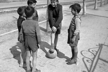 Bambini che giocano al pallone anni 60