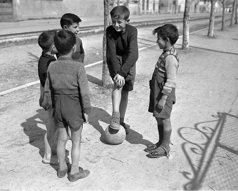 Bambini che giocano al pallone anni 60