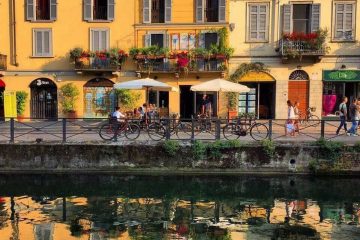 Case di ringhiera sul Naviglio a ferragosto