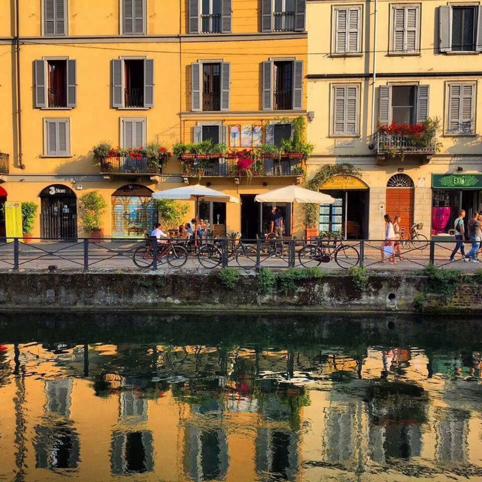 Case di ringhiera sul Naviglio a ferragosto